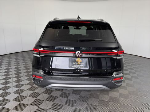 Used 2026 Volkswagen Taos SE w/ Panoramic Sunroof Package AWD/4WD image 9