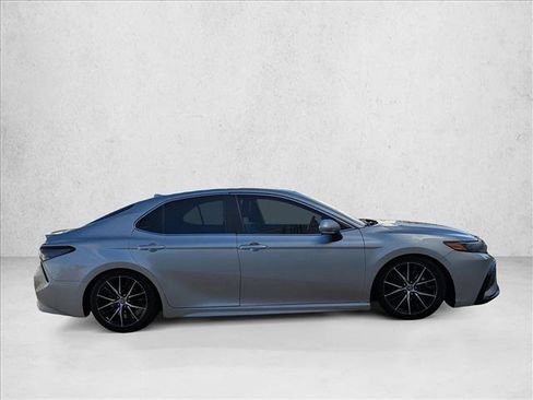 Used 2022 Toyota Camry SE image 4