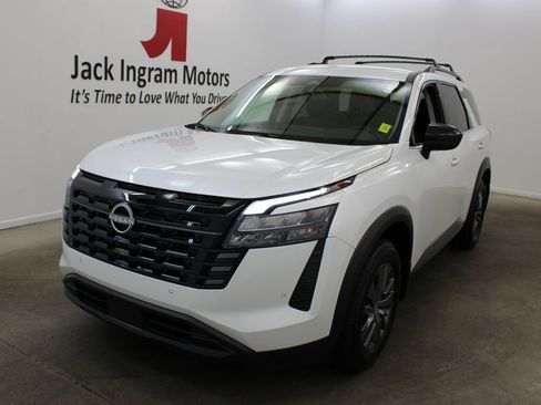 Used 2026 Nissan Pathfinder SV FWD image 2