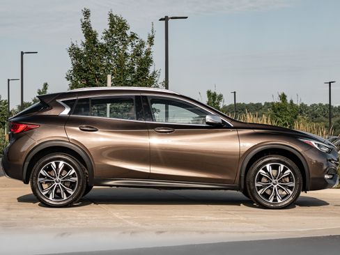 Used 2018 INFINITI QX30 Premium w/ Navigation Package AWD/4WD image 3