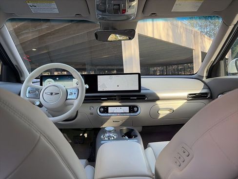 Certified 2025 Genesis GV60 RWD image 5