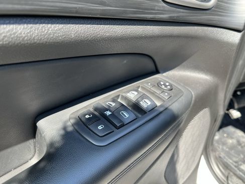 Used 2021 Jeep Grand Cherokee Laredo X AWD/4WD image 3