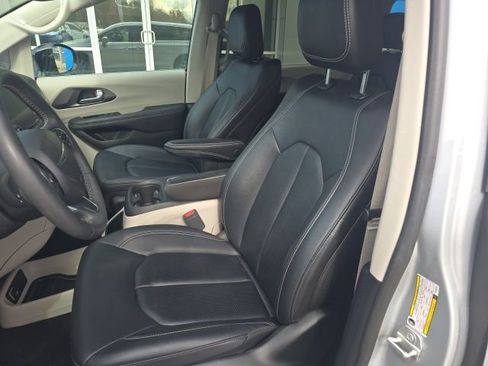 Used 2024 Chrysler Pacifica Touring-L image 11