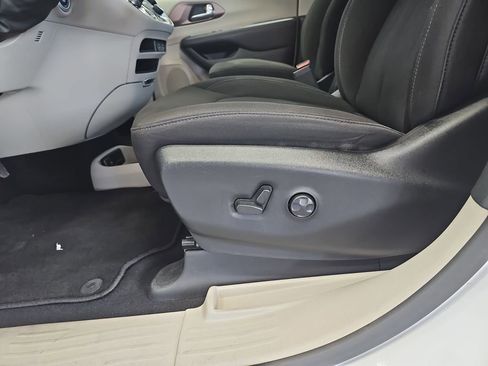 Used 2023 Chrysler Voyager LX FWD image 28