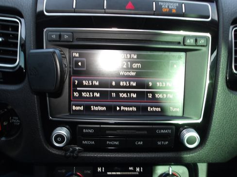 Used 2015 Volkswagen Touareg Sport image 18