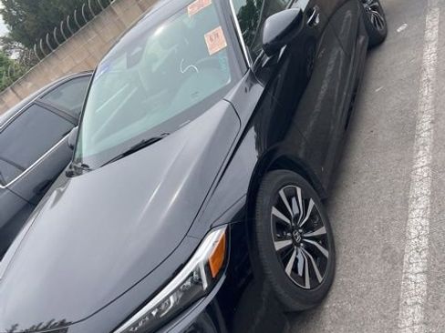 Certified 2024 Honda Civic EX image 3