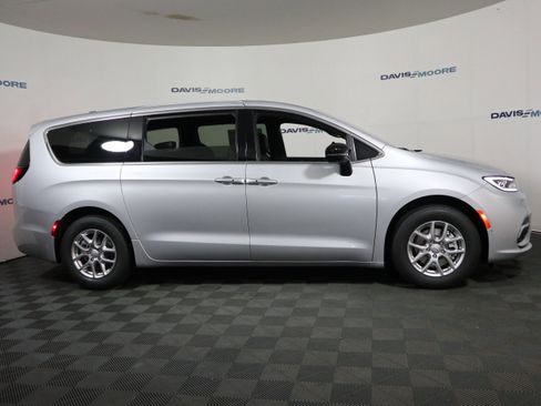 New 2026 Chrysler Pacifica Select image 4