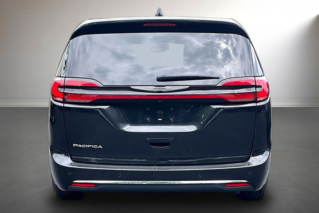 Used 2023 Chrysler Pacifica Touring-L FWD image 6