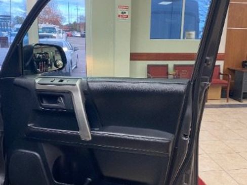 Used 2011 Toyota 4Runner Limited image 11