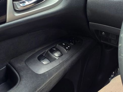 Used 2016 Nissan Pathfinder SV AWD/4WD image 32
