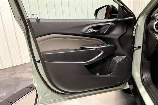 Used 2025 Chevrolet Trax ACTIV w/ Driver Confidence Package FWD image 23
