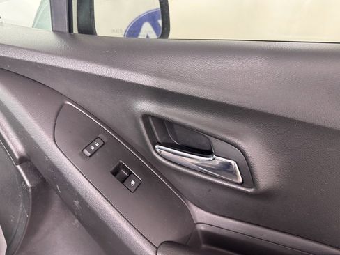 Used 2018 Chevrolet Trax LS image 36