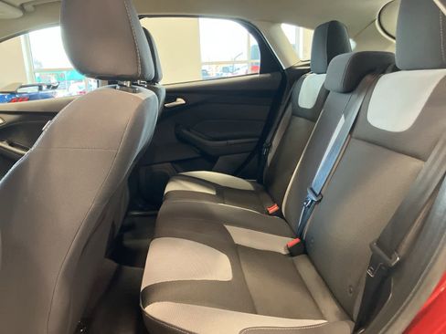 Used 2014 Ford Focus SE w/ SE Sport Package image 21