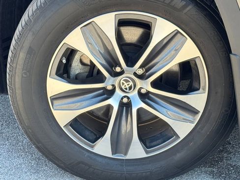 Used 2023 Toyota Highlander XLE image 7