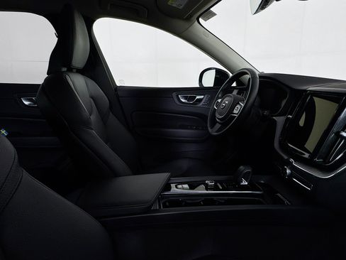 Used 2025 Volvo XC60 B5 Plus image 28