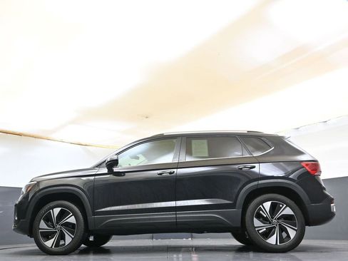 Certified 2024 Volkswagen Taos SE image 40