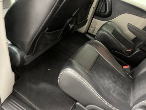 Used 2019 Dodge Grand Caravan SXT image 15