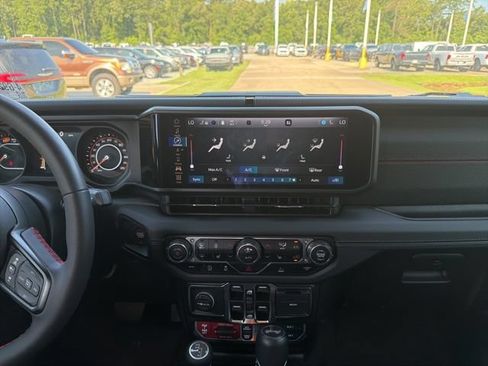 Used 2024 Jeep Wrangler Unlimited Rubicon w/ Technology Group AWD/4WD image 10