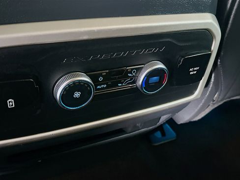 Used 2024 Ford Expedition XLT image 27