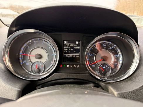 Used 2016 Chrysler Town & Country Touring image 12