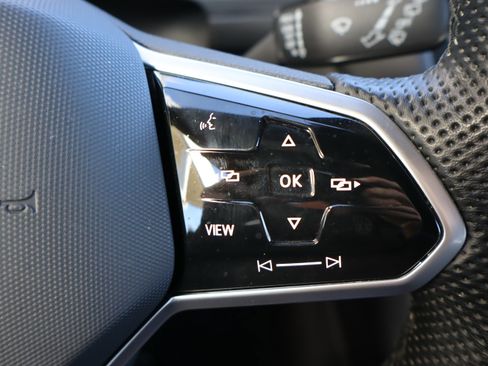 Used 2023 Volkswagen Tiguan SE R-Line image 21