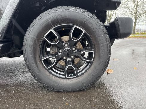 Used 2018 Jeep Wrangler Unlimited Sahara image 9