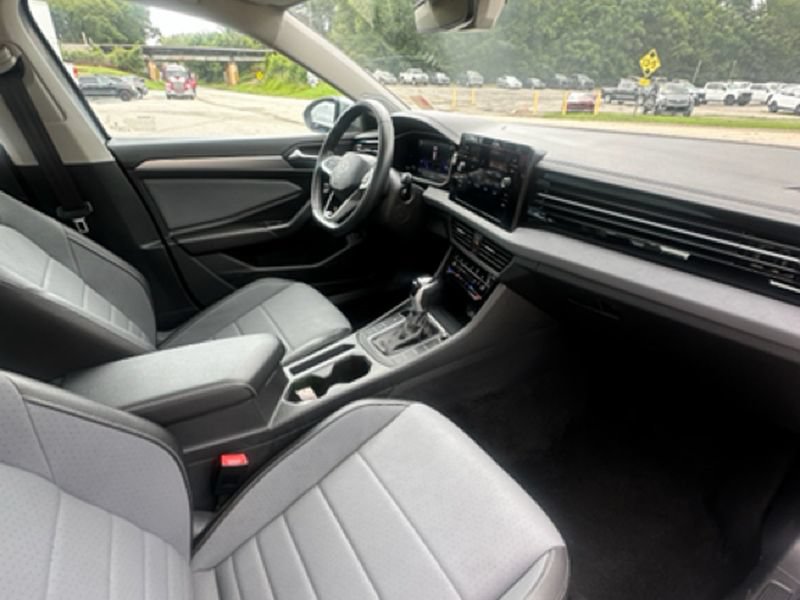 Used 2025 Volkswagen Jetta SE FWD image 21