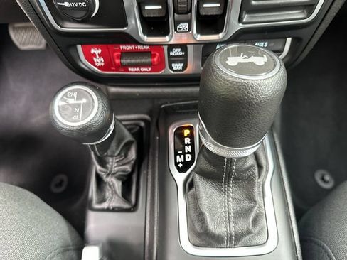 Used 2025 Jeep Wrangler Unlimited Rubicon w/ Convenience Group AWD/4WD image 32
