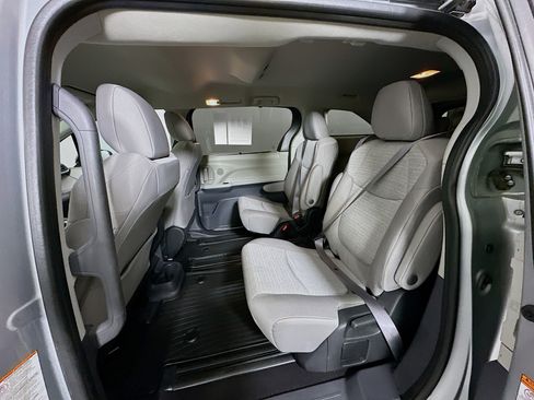 Used 2022 Toyota Sienna LE image 25