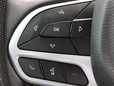 Used 2023 Chrysler Pacifica Limited w/ Uconnect Theater Family Group FWD image 23