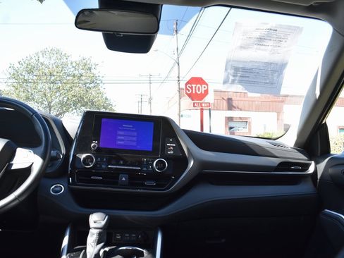 Used 2024 Toyota Highlander LE image 31