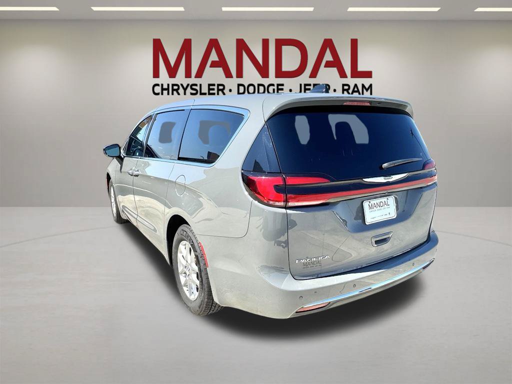 Used 2025 Chrysler Pacifica Select FWD image 7