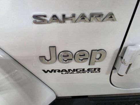 Used 2018 Jeep Wrangler Unlimited Sahara AWD/4WD image 14
