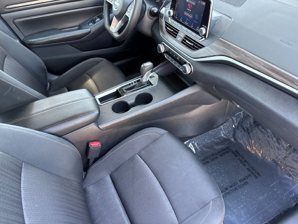 Used 2025 Nissan Altima 2.5 SV FWD image 14