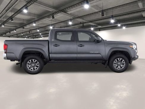 Used 2018 Toyota Tacoma SR5 AWD/4WD image 8