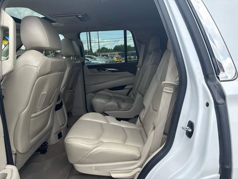 Used 2017 Cadillac Escalade Luxury AWD/4WD image 16