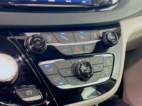 Used 2023 Chrysler Pacifica Touring-L FWD image 13