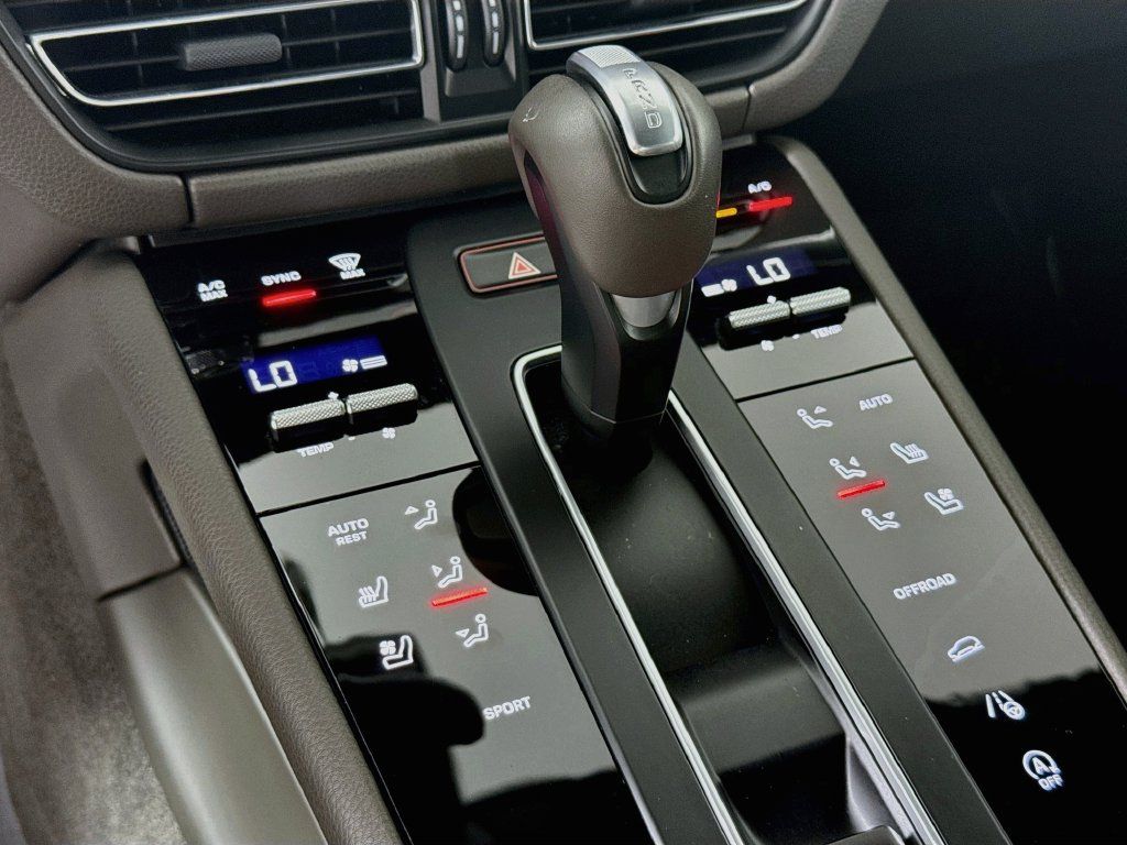 Certified 2026 Porsche Macan AWD/4WD image 17