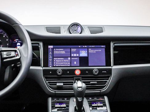 Certified 2025 Porsche Macan image 18