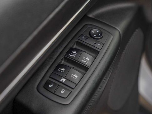 Used 2018 Jeep Grand Cherokee Limited image 23