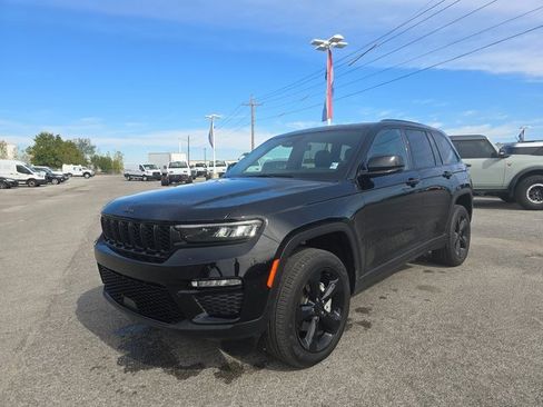 Used 2025 Jeep Grand Cherokee Limited w/ Black Appearance Package image 9