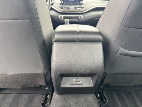 Used 2024 Nissan Altima 2.5 SV FWD image 7