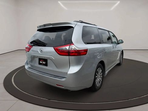 Used 2020 Toyota Sienna XLE w/ XLE Navigation Package FWD image 5