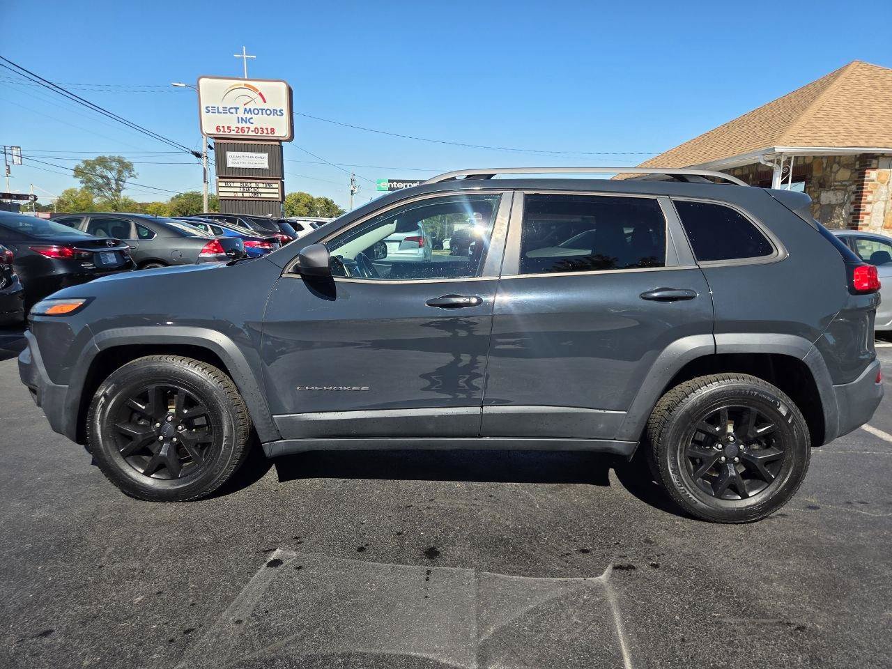 Used 2016 Jeep Cherokee Trailhawk w/ Comfort/Convenience Group AWD/4WD image 3
