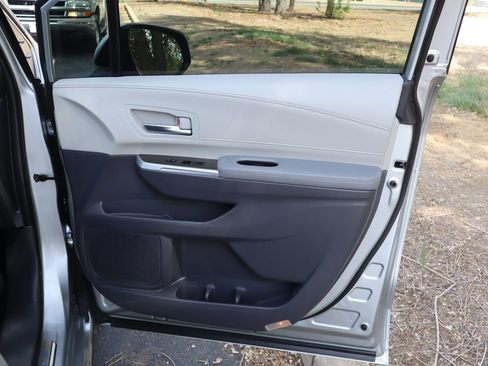 Used 2022 Toyota Sienna Limited image 26