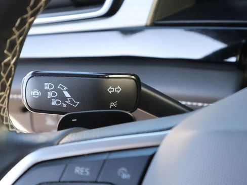 Used 2024 Volkswagen Atlas Cross Sport SE image 37