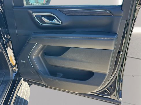 Used 2024 Chevrolet Suburban LT image 2