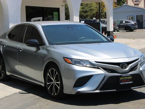 Used 2018 Toyota Camry SE FWD image 3