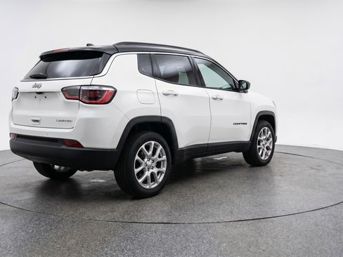 Used 2025 Jeep Compass Limited image 9