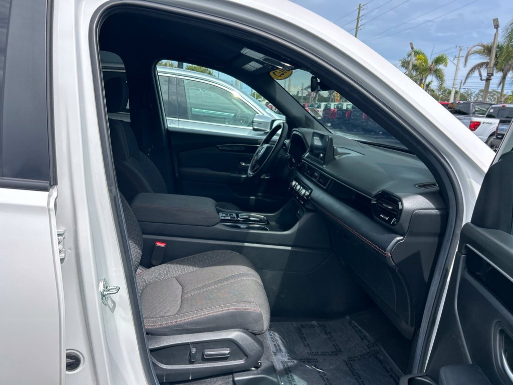 Used 2025 Honda Pilot Sport image 39